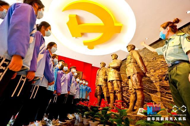 吉克隽逸:卖惨炫富当小三,用了10年的“淳朴”的人设,毁于一旦