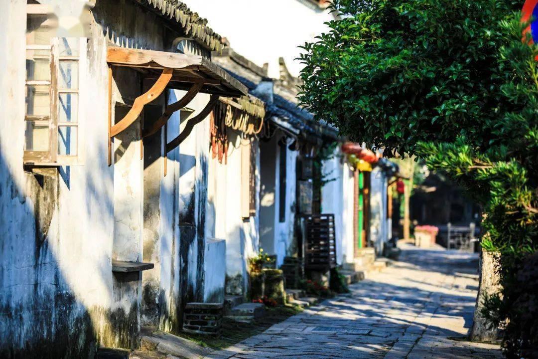 无限翻滚小球